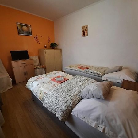 Hotel Kis Rigo Vendeghaz Salgótarján Exterior foto