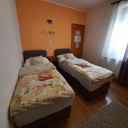 Hotel Kis Rigo Vendeghaz Salgótarján Exterior foto