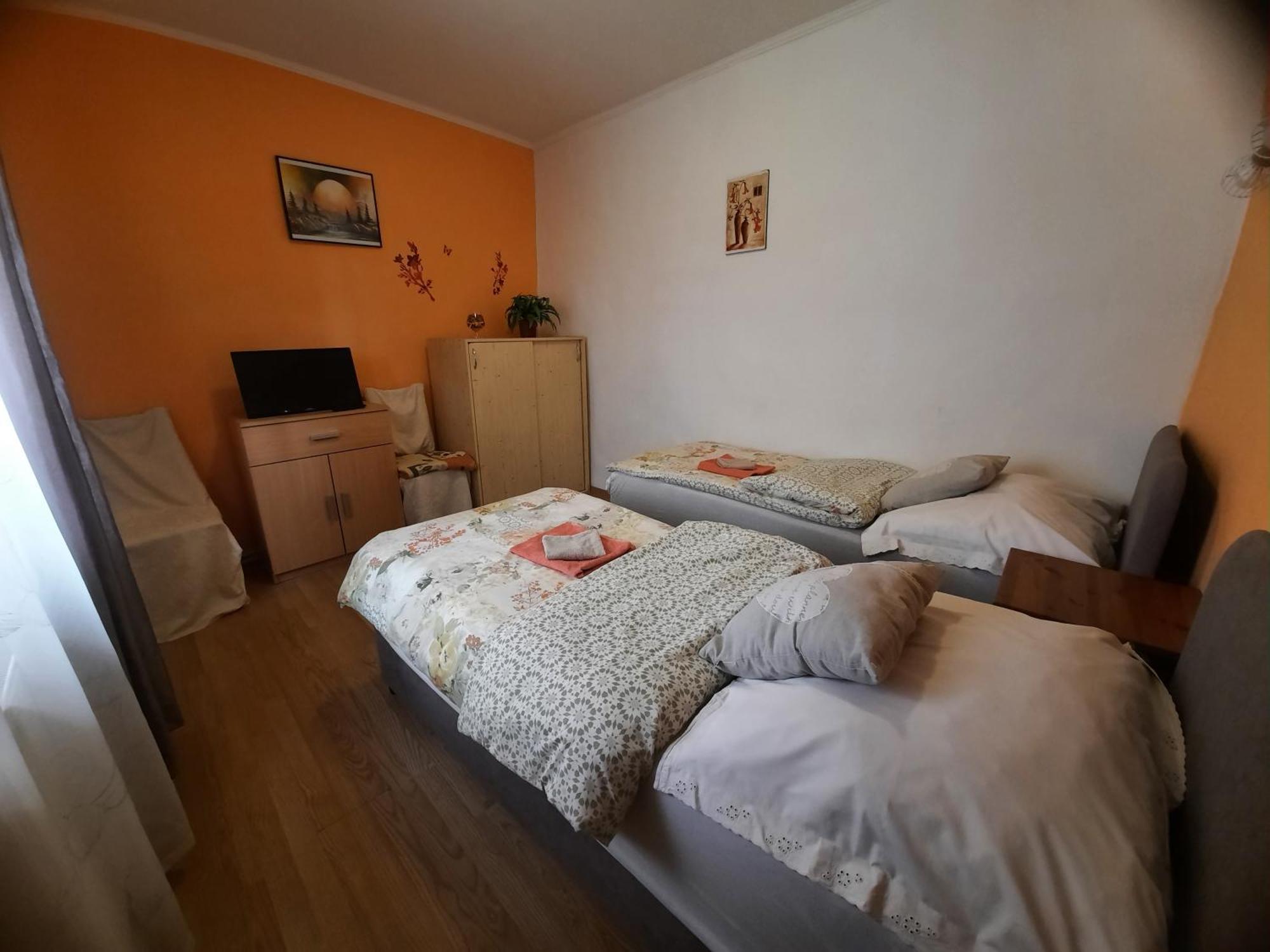 Hotel Kis Rigo Vendeghaz Salgótarján Exterior foto