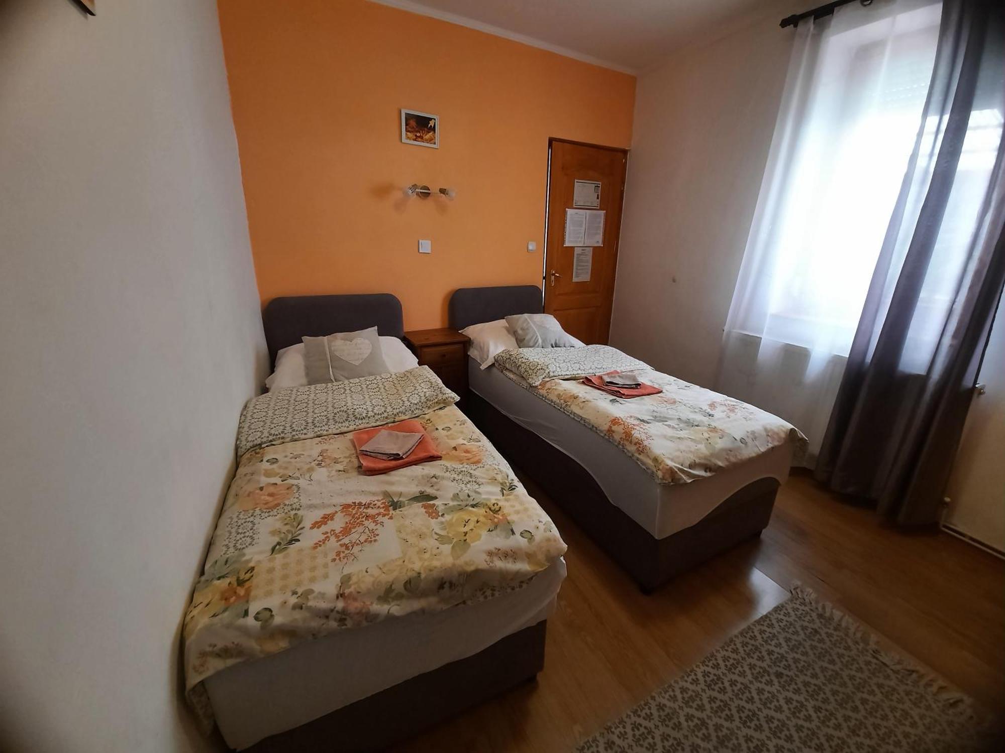 Hotel Kis Rigo Vendeghaz Salgótarján Exterior foto