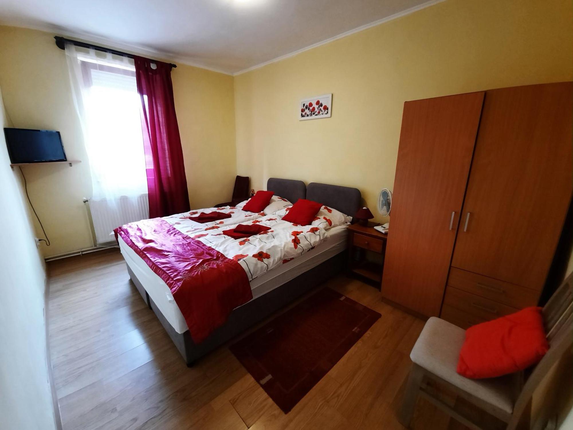 Hotel Kis Rigo Vendeghaz Salgótarján Exterior foto