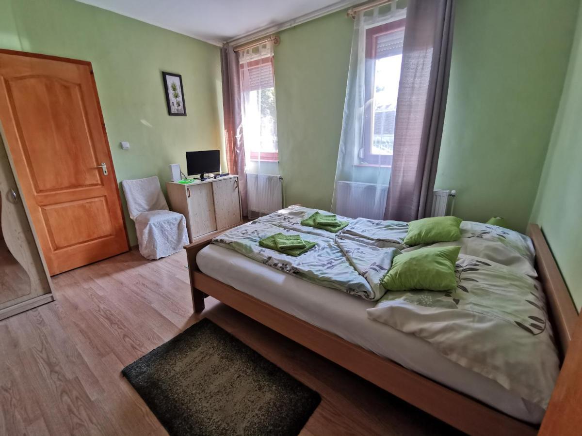 Hotel Kis Rigo Vendeghaz Salgótarján Exterior foto