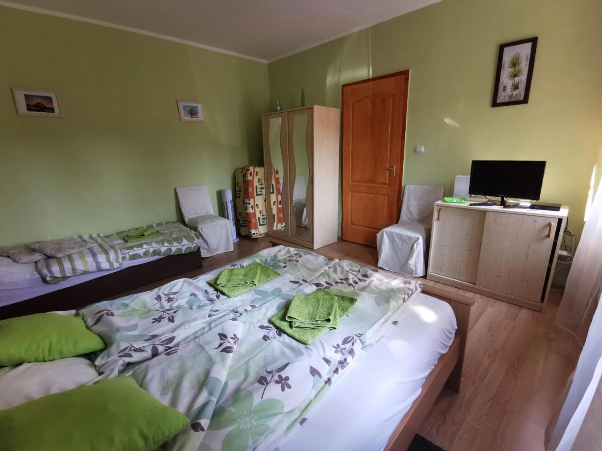 Hotel Kis Rigo Vendeghaz Salgótarján Exterior foto